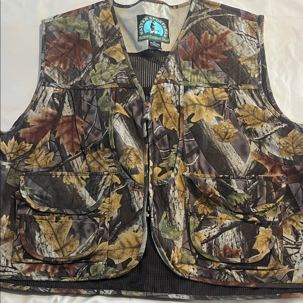 Camouflage Hunting Vest with Leaf Pattern